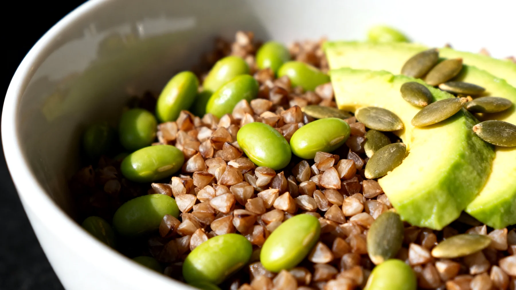 Insalata di grano saraceno con edamame, avocado e semi di zucca"
