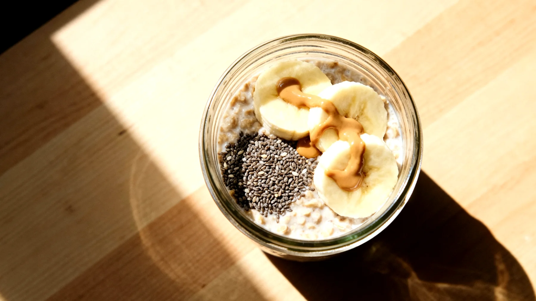 Overnight oats con semi di chia, banana e burro di mandorle"