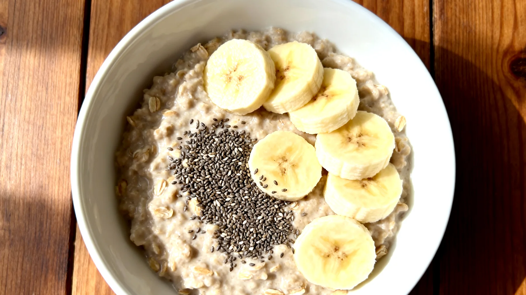 Porridge di avena con semi di chia e banana"