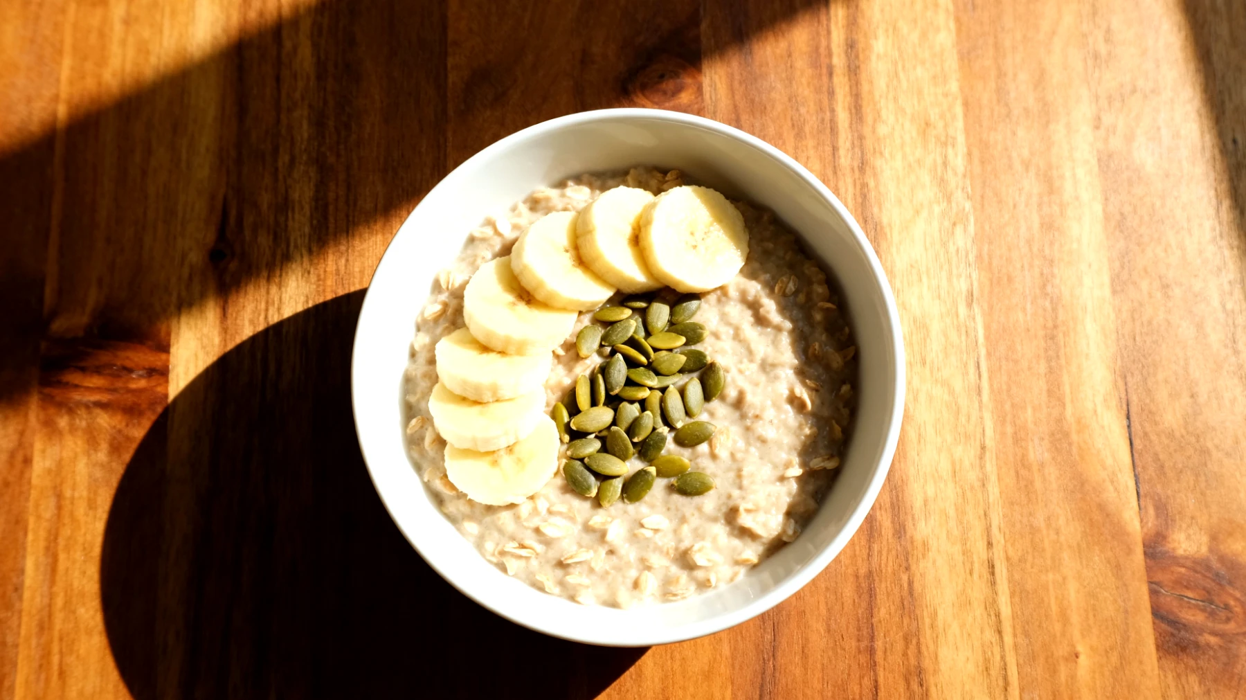 Porridge di avena con semi di zucca e banana"