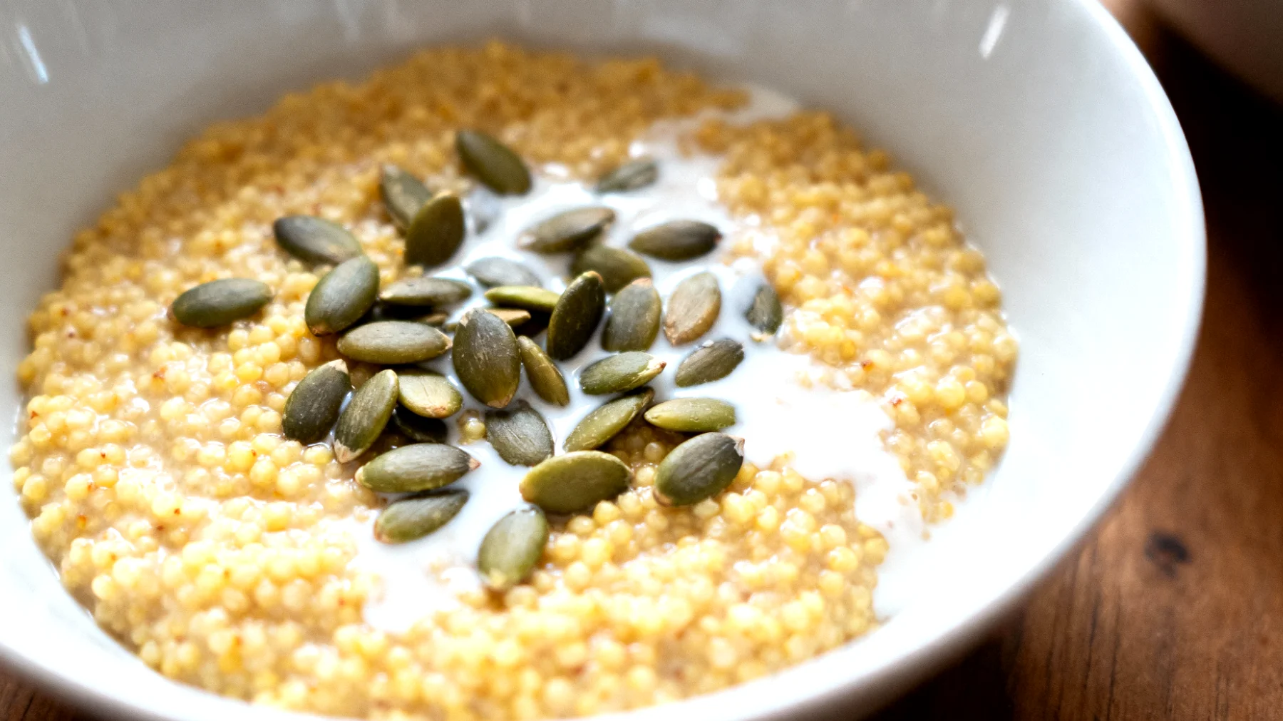 Porridge di miglio con semi di zucca e latte di mandorla"