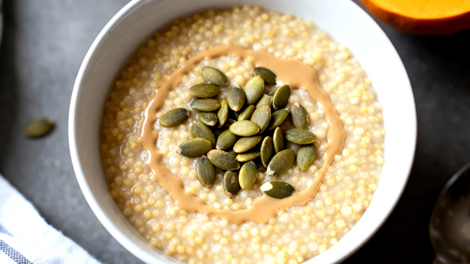 Porridge di miglio con semi di zucca e tahini"