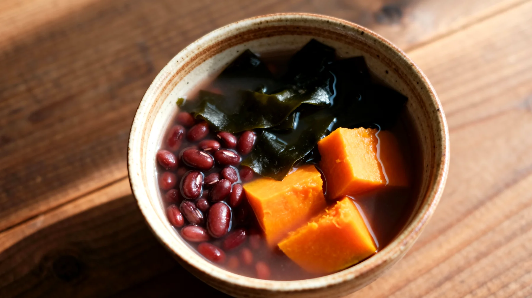 Zuppa di fagioli azuki con alghe wakame e zucca"