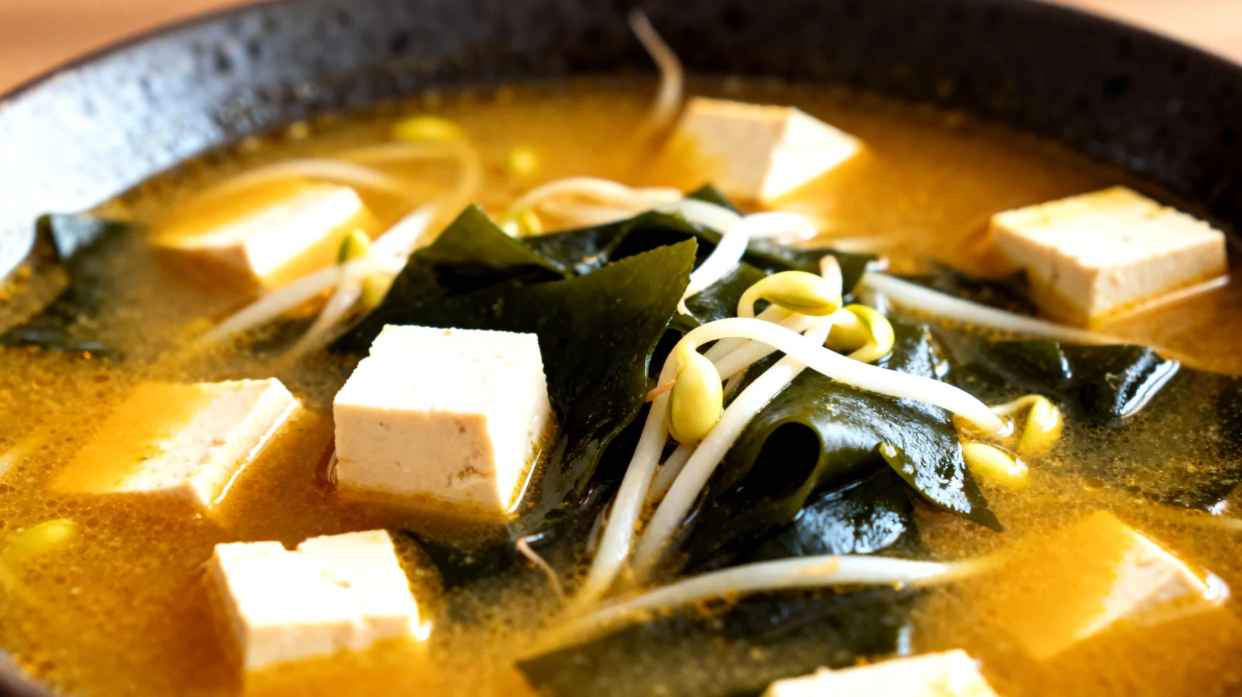 Zuppa di miso con alghe wakame, tofu e germogli di soia"