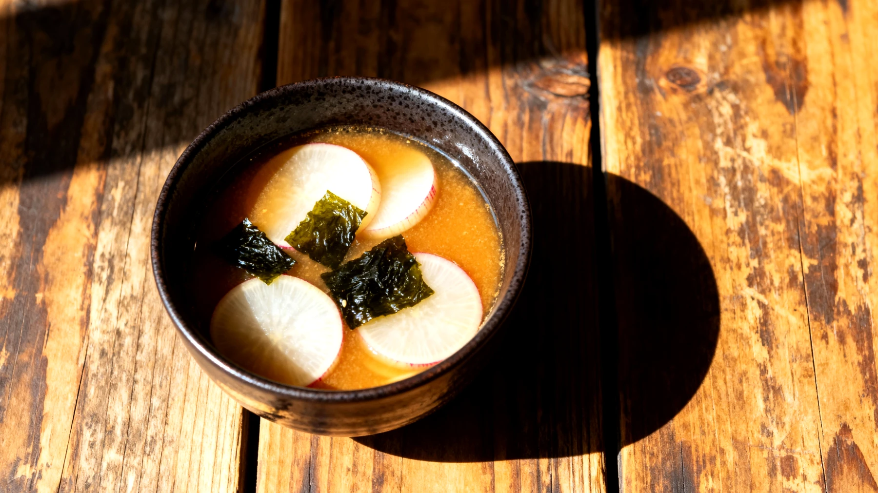 Zuppa di miso con daikon e alga wakame"