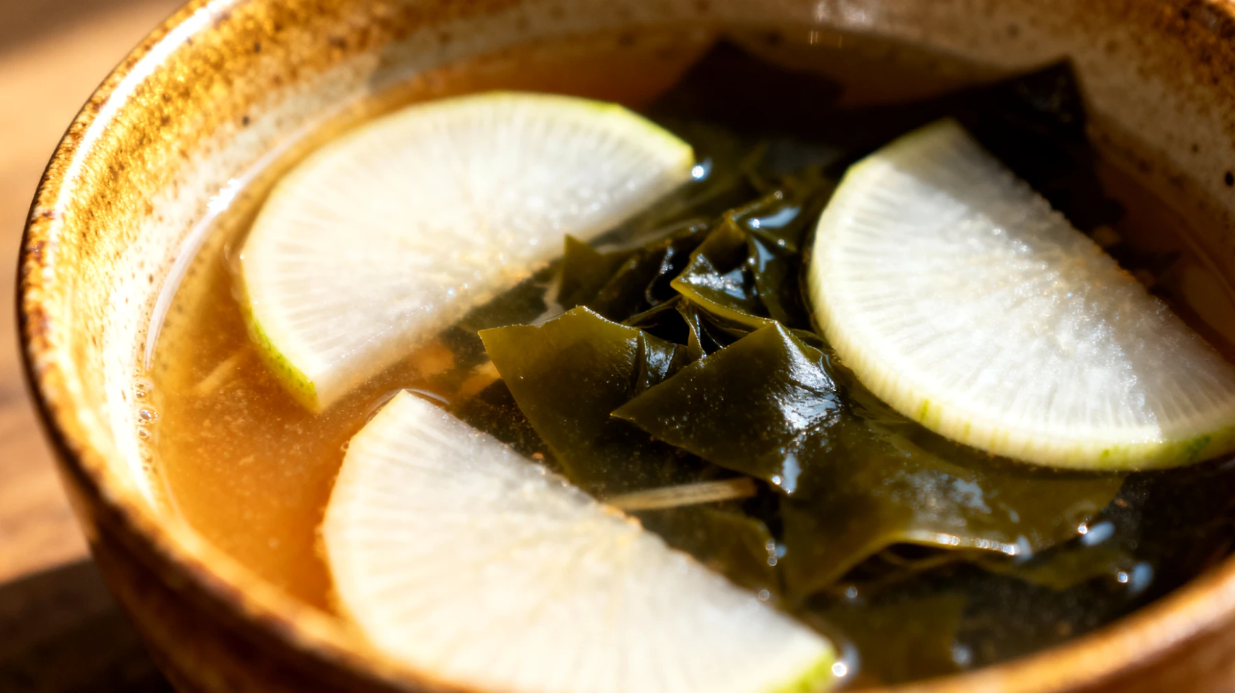 Zuppa di miso con daikon e alghe wakame"