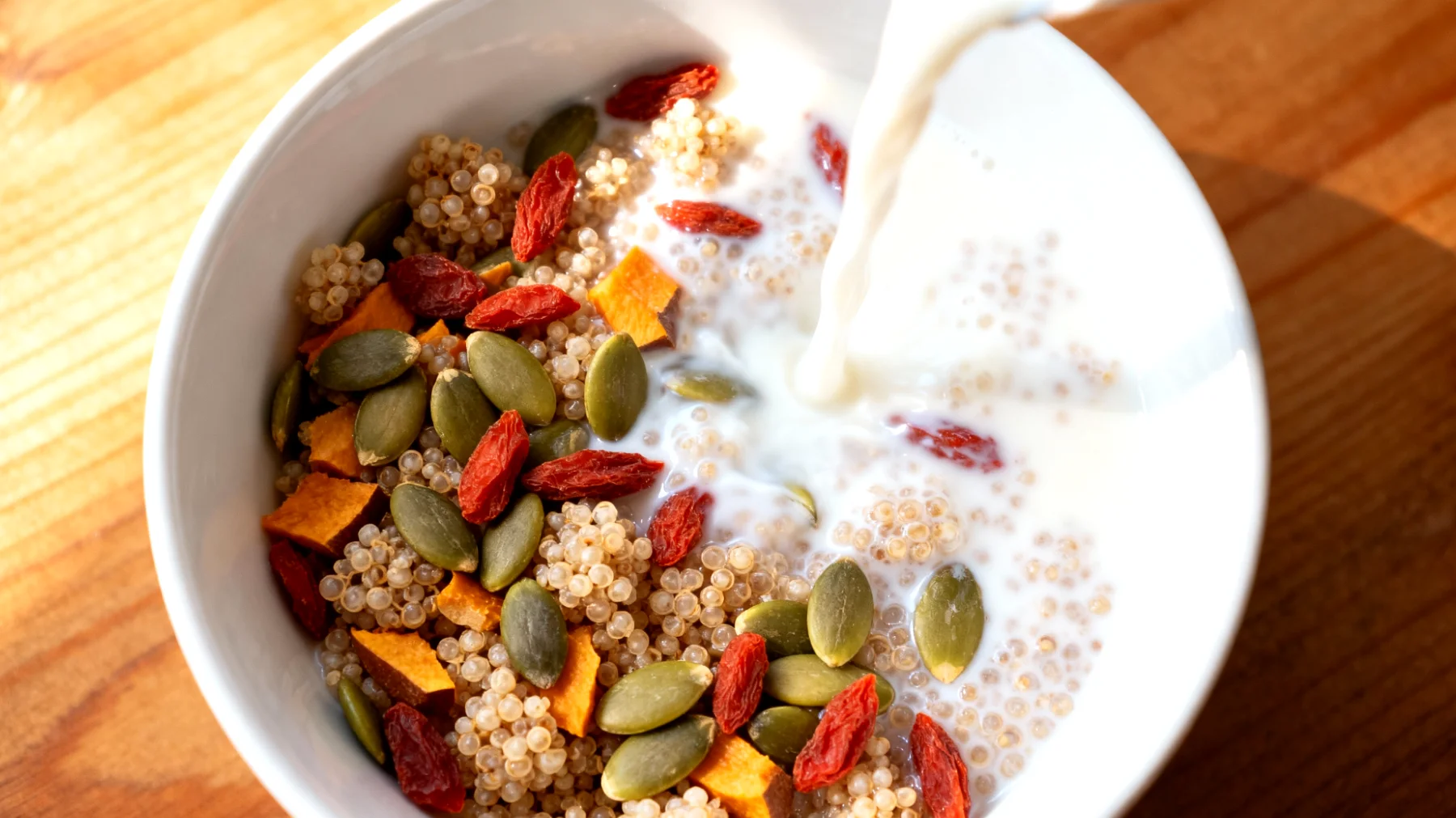 Amaranto soffiato con semi di zucca, bacche di goji e latte di mandorla"