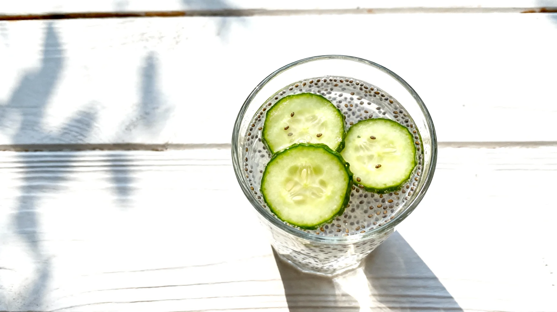 Kefir d'acqua con semi di chia e cetriolo"