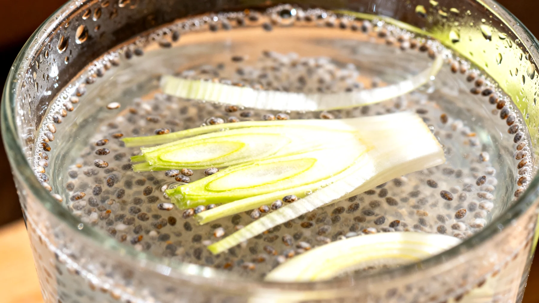 Kefir d'acqua con semi di chia e fettine di finocchio crudo"