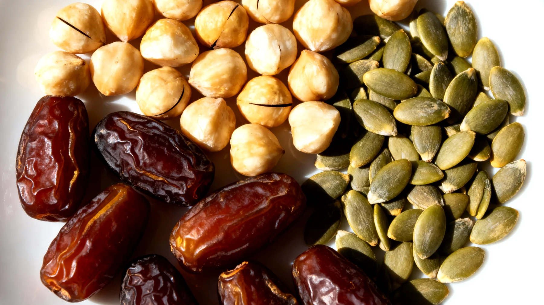 Noci di macadamia con datteri Medjool e semi di zucca"