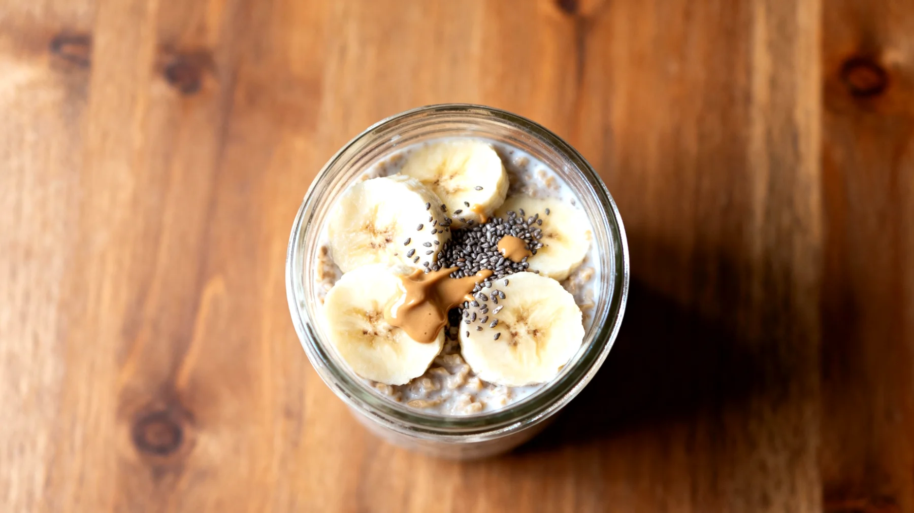 Overnight oats con semi di chia, banana e burro di mandorle"