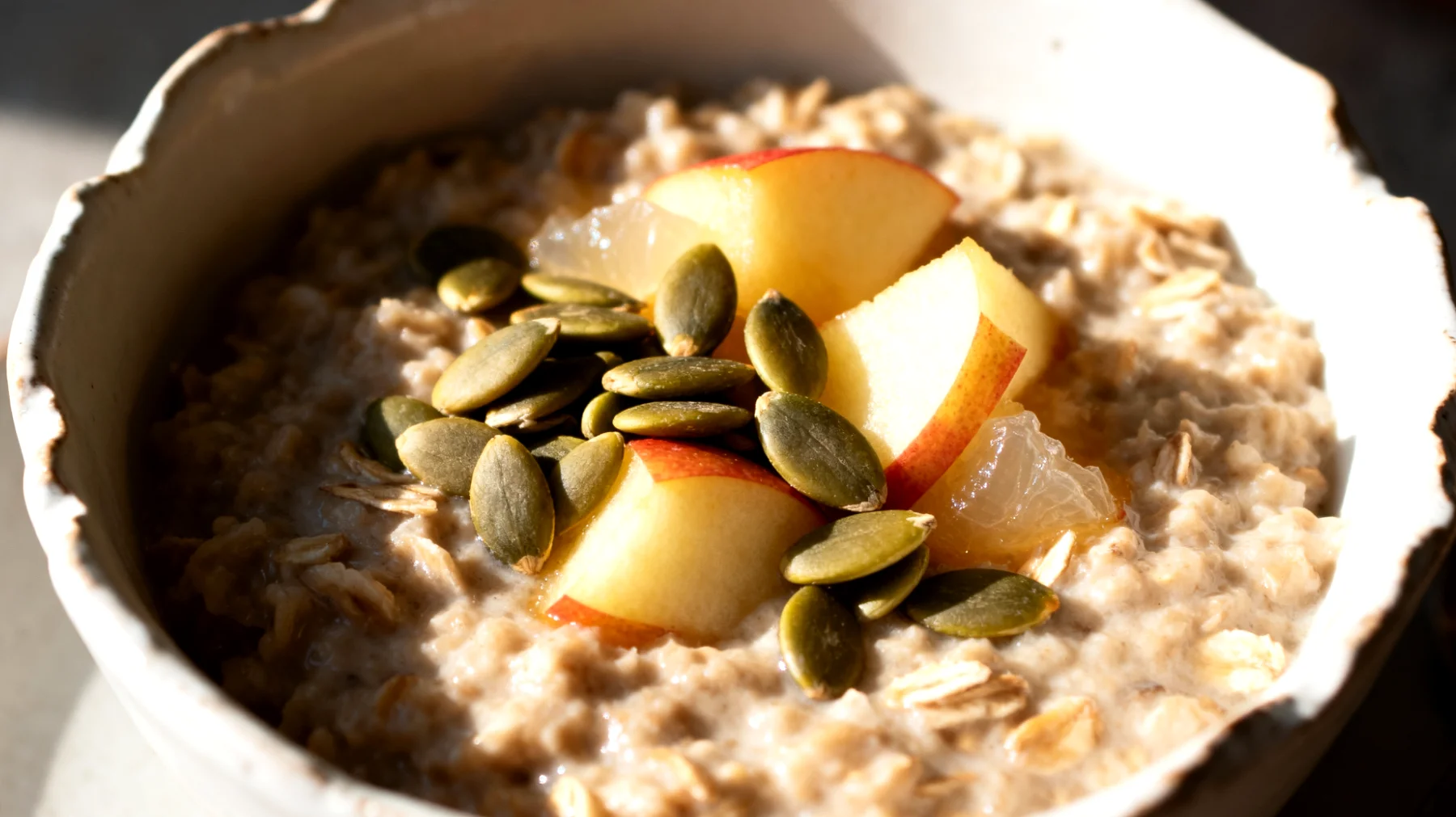 Porridge di avena con semi di zucca e mela cotta"