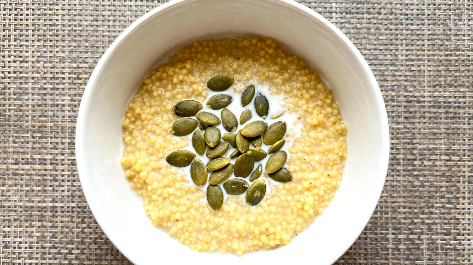 Porridge di miglio con semi di zucca e latte di mandorla"