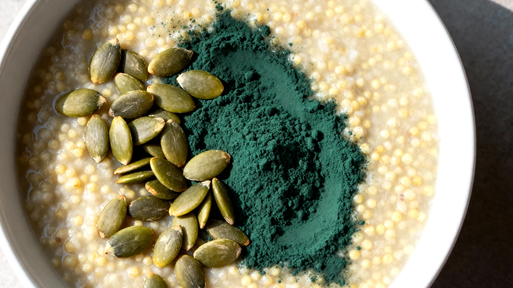 Porridge di miglio con semi di zucca e spirulina"