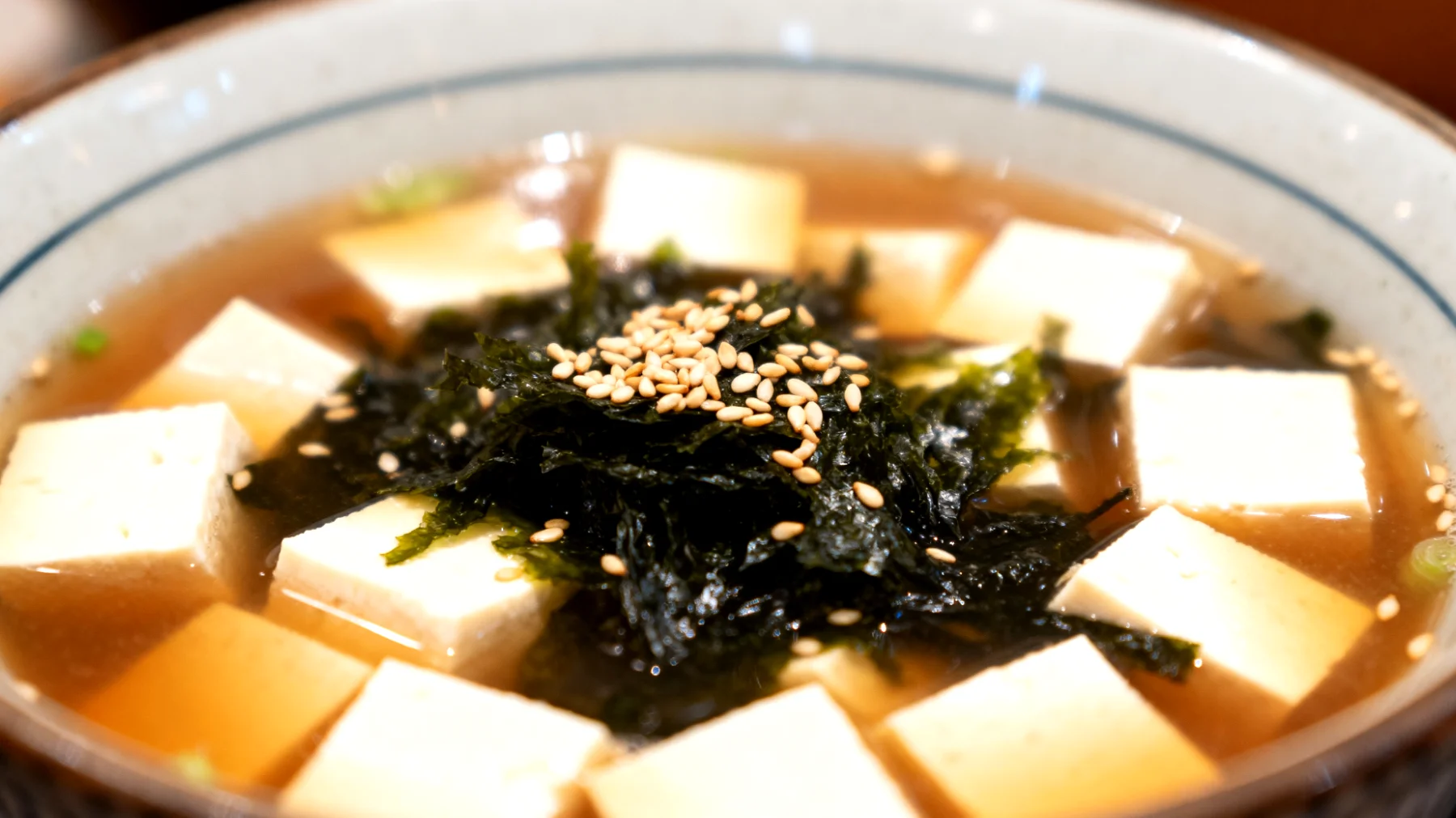Zuppa di miso con tofu, wakame e semi di sesamo"