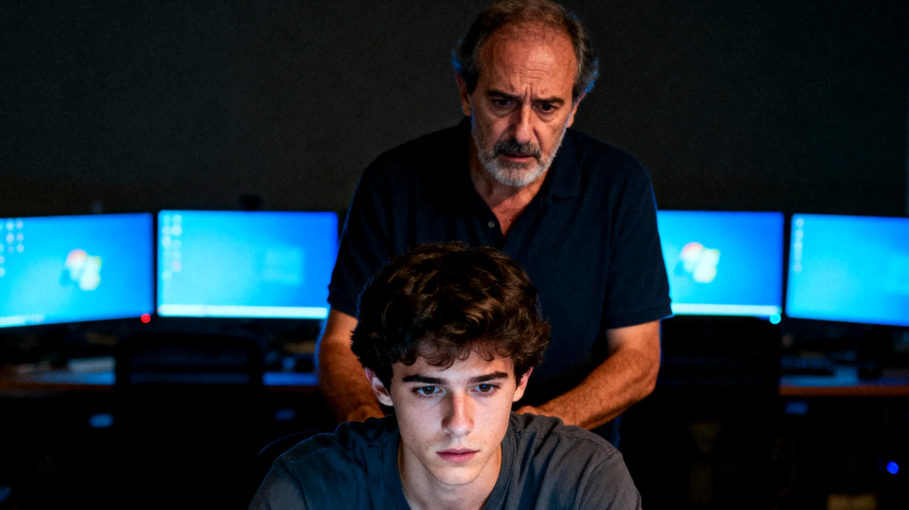 Papà preoccupato per l'eccessivo uso di smartphone e videogiochi da parte del figlio giovane adulto, che trascorre gran parte della giornata davanti agli schermi, compromettendo le relazioni familiari e le opportunità di crescita personale e professionale"