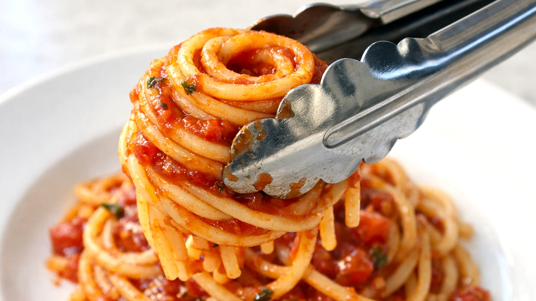 Come usare correttamente la pinza per spaghetti per servire la pasta senza romperla, senza far cadere condimento e ottenendo porzioni perfette come al ristorante"